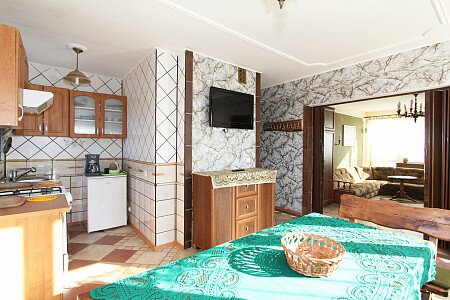 apartament kominkowy 5 osobowy jadalnia z kuchnią