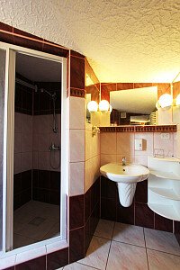 apartament różowy 5 osobowy - łazienka